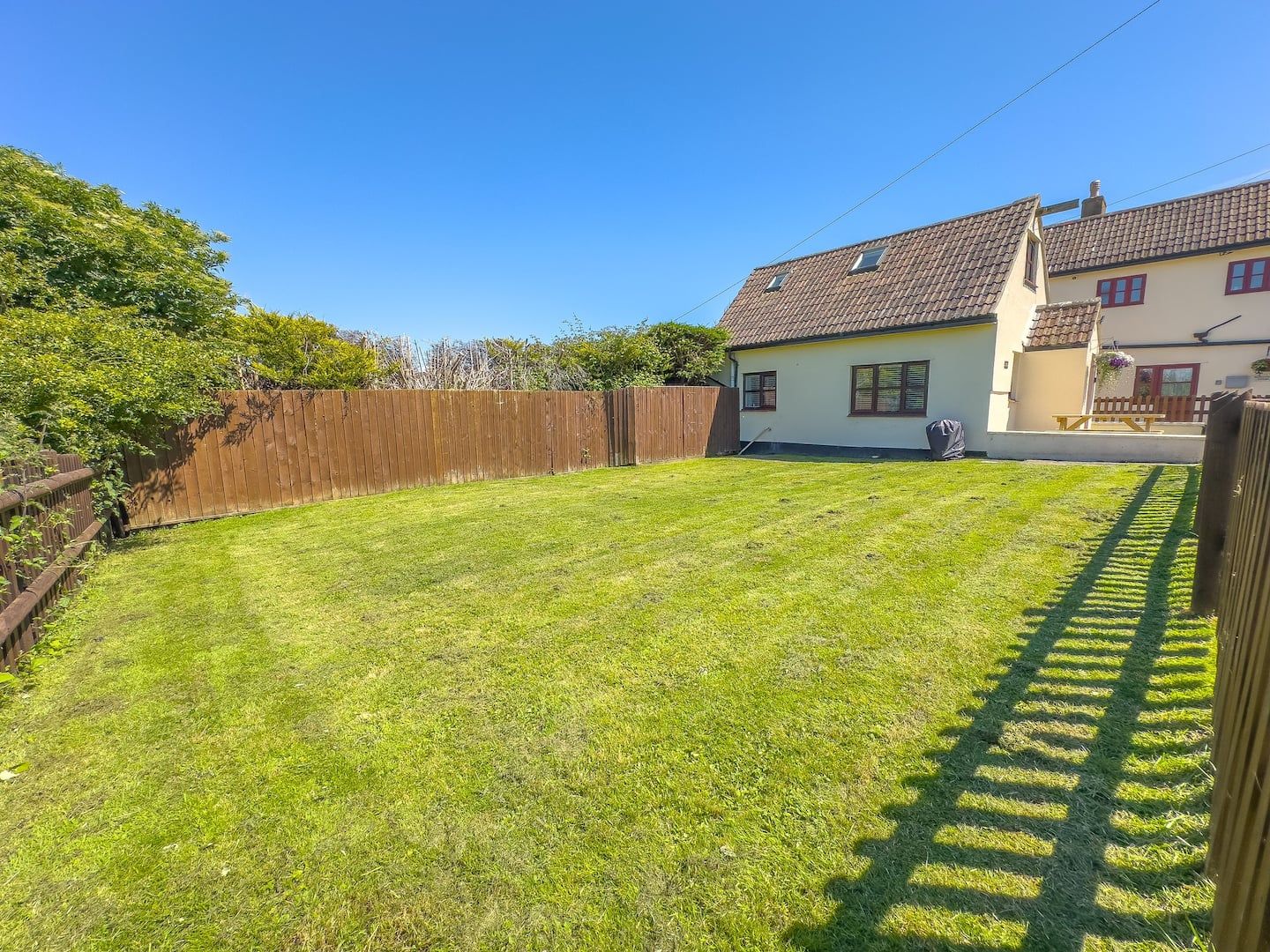 The large enclosed garden with barbecue at Gardeners Rest Cottage